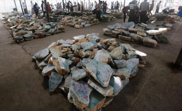 (File) Buyers examine jade stones on sale displayed prior to an auction during the November Gems Emporium in Naypyitaw, Myanmar, 13 November 2018. Photo: Hein Htet/EPA