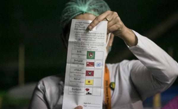 An election official counts a ballot after the polls closed at a polling station in Yangon on November 8, 2020. Photo: Sai Aung Main / AFP