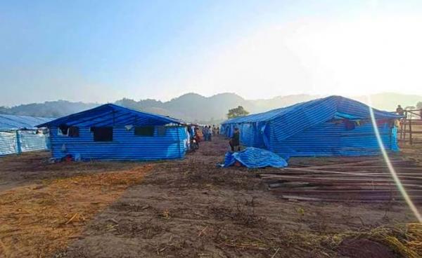 Temporary lodging for internally displaced people (IDPs) is constructed as people flee clashes between the military and the Karen National Union (KNU) in Karen state, along the Thai-Myanmar border. Photo: STR / AFP