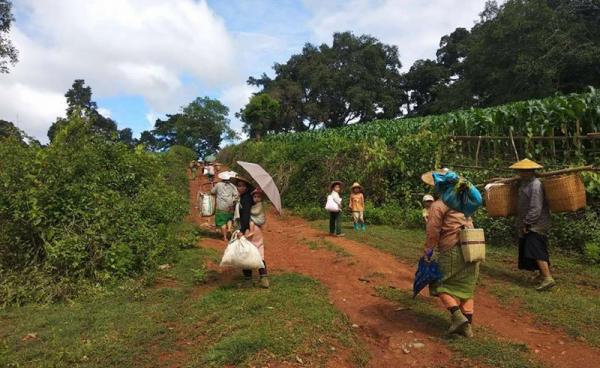 The villagers flee from their homes in Ham Ngai, Mong Kung Township, southern Shan State. Photo: Mizzima