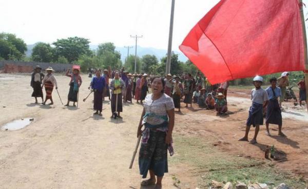 Villagers protesting. Photo: Bo Bo/Mizzima