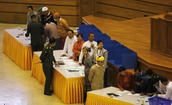 Members of parliament cast their votes during the Assembly of the Union (Pyidaungsu Hluttaw) at the parliament building in Nay Pyi Taw on 11 March 2020. Photo: Than Htike Aung/Mizzima