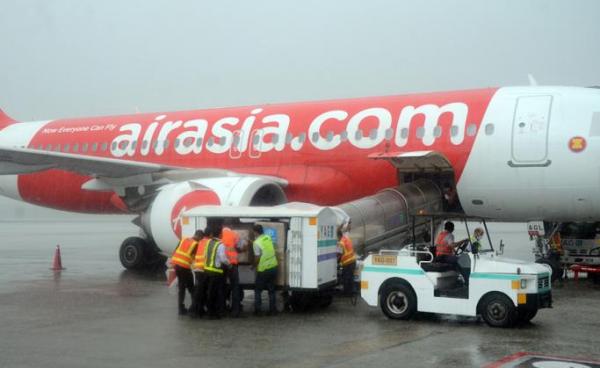 Workers unloading medical supplies from the special flight at the Yangon International Airport on 31 May 2020. Photo: MNA