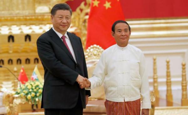 Myanmar President Win Myint (R) greets Chinese President Xi Jinping (L) at the presidential house in Naypyitaw, Myanmar, 17 January 2020. Photo: Nyein Chan Naing/EPA