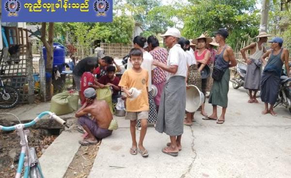 ရမ်းဗြဲမြို့နယ်အတွင်းမှ စစ်ဘေးရှောင်များအား တွေ့ရစဉ်။ ဓာတ်ပုံ - ရမ္မာမြီစစ်ဘေးကူညီရေးအဖွဲ့။