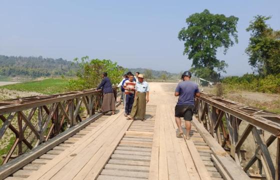 ဓါတ်ပုံ (ပုံဟောင်း) - ခန္တီး - ဟုမ္မလင်း လမ်းပေါ်ရှိ  မိုင်းနောင်တံတားပေါ်တွင် တွေ့ရသည့် မြို့နယ် စီမံအုပ်ချုပ်ရေးအဖွဲ့ဝင်များ