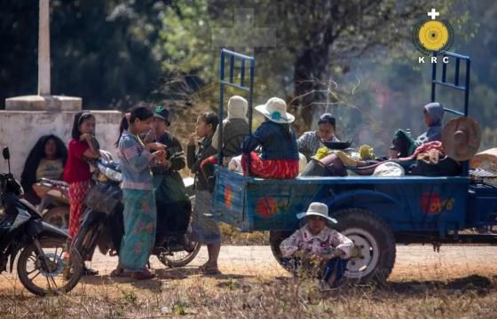 ဖယ်ခုံမှ စစ်ရှောင်များအား တွေ့ရစဉ်) ဓါတ်ပုံ - KRC