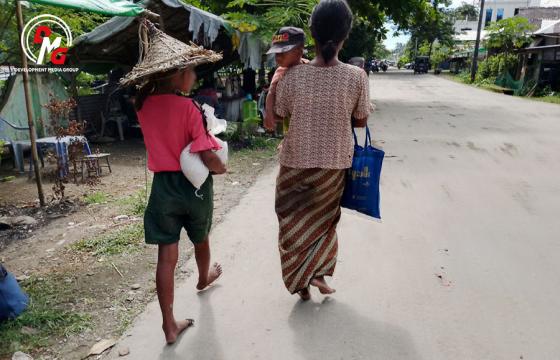 ရခိုင်က မြို့နယ်တစ်ခုတွင် လှည့်လှည်တောင်းရမ်းနေသည့် စစ်ရှောင်မိသားစုတစ်ခုအား ၂၀၂၄ ခုနှစ်၊ အောက်တိုဘာလအတွင်း တွေ့ရစဉ်။