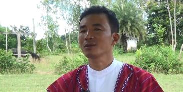 လက်ရှိနိုင်ငံရေးနှင့် ပြည်နယ်ငြိမ်းချမ်းရေးဖြစ်စဉ်ကို စိတ်ဝင်စားလေ့လာနေသည့် ခူးပလုရယ် (ဓါတ်ပုံ – ကန္တာရဝတီတိုင်း(မ်))